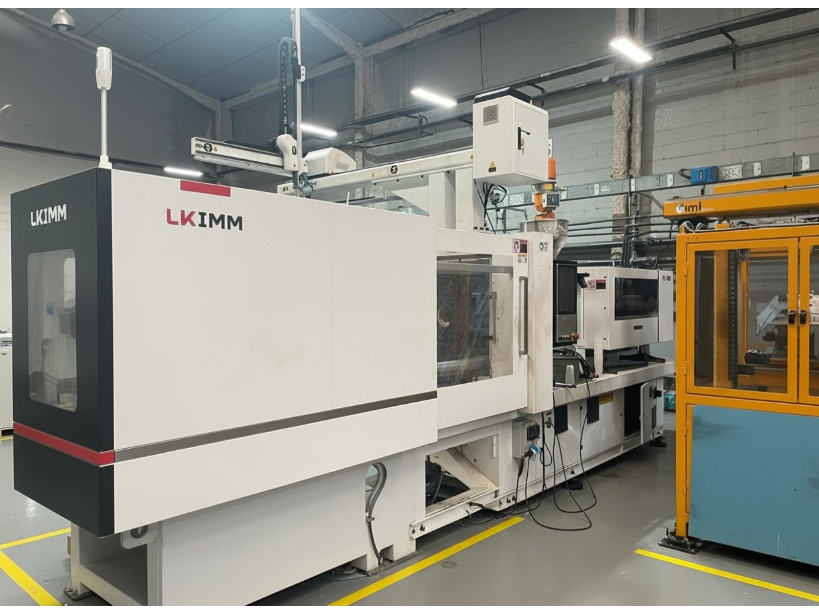 Celula de inyeccion LKIMM con robot